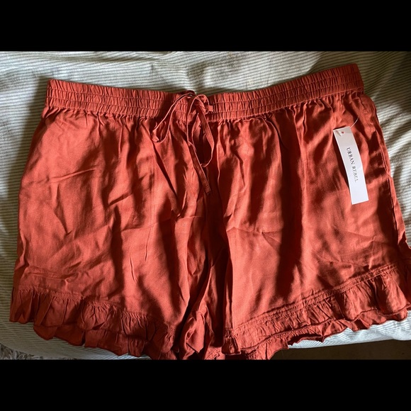 High Waisted Ruffled-hem Shorts - Picture 2 of 2